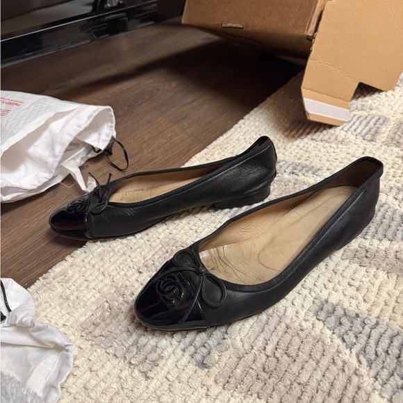 CHANEL • Cap Toe Ballet Flats • Black • 39 - Picture 5 of 8